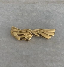 Vintage Trifari Gold Tone Ribbon Fan Like Brooch Pin