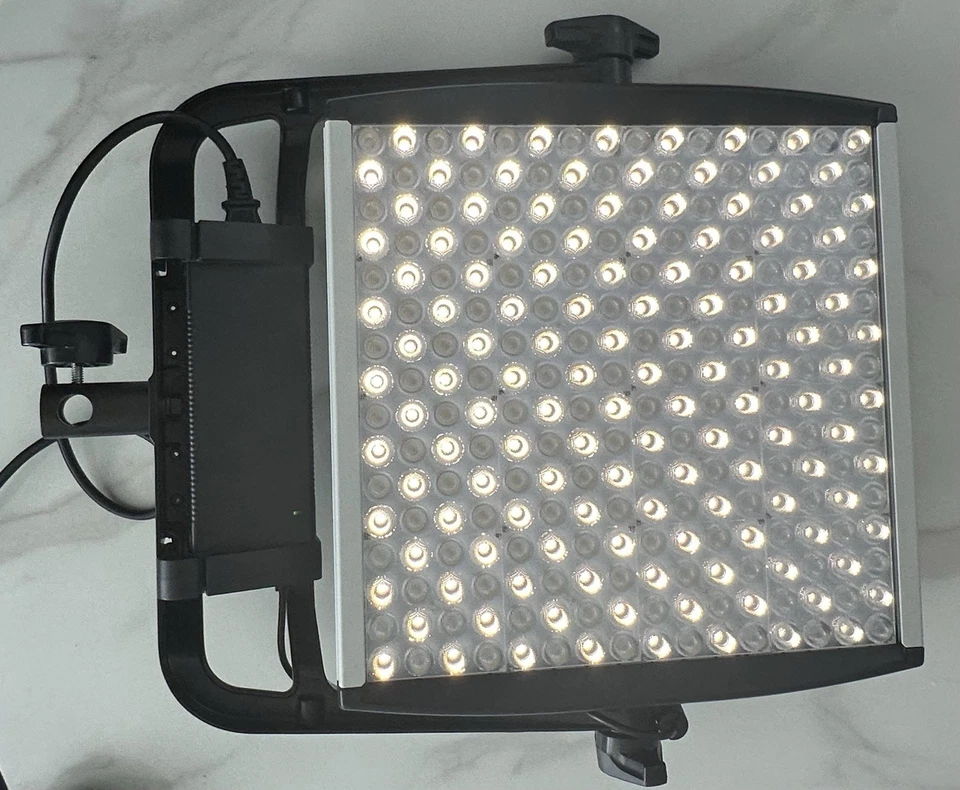 ASTRA 1X1 Litepanels BICOLOR Vin: 13 - 24VDC Soporte Portador RECOGIDA LOCAL N.Y.C Foto 3 de 4