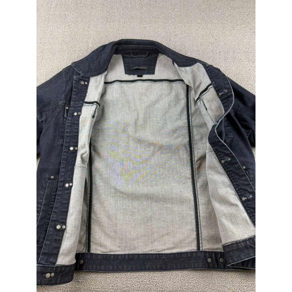 John Varvatos EE. UU. Hombres Grande Azul Oscuro Denim Camionero Chaqueta Lavado Bolsillos Botones Foto 3 de 4