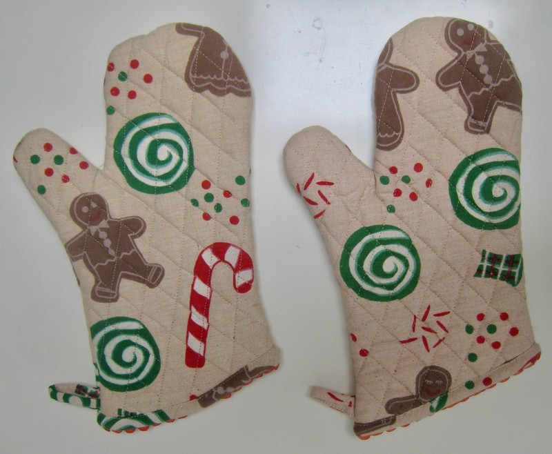 New Pair Crate & Barrel Holiday/Xmas Gingerbread Oven Mitts