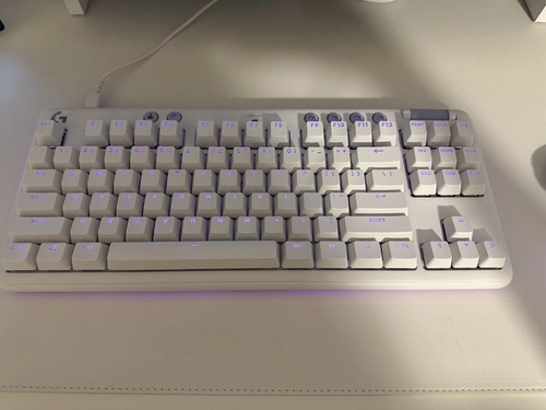 EXCELLENT CONDITION LOGITECH G713 WHITE KEYBOARD AURORA WITH CLOUD WRIST PAD