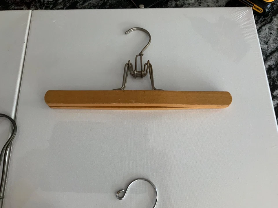 Lote De Colección De 5 Perchas De Abrazadera De Madera para Traje Pantalones Pantalones Pantalones Foto 3 de 4