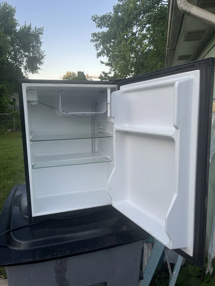 HAIER HCR27L 2.7" cu. ft. COMPACT MINI FRIG REFRIGERATOR - Image 4 of 4