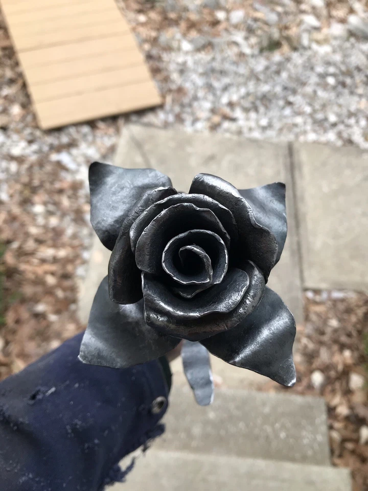 Rosa de hierro hecha a mano, forjada por herrero, rosa de metal de acero, flor de metal soldada. Foto 2 de 3