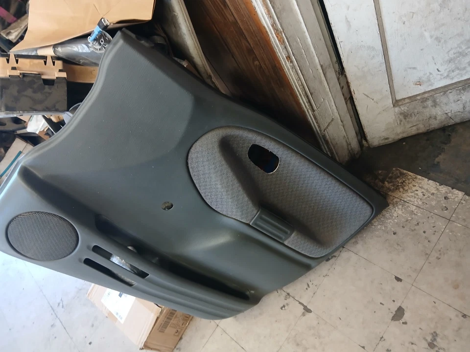 02 Geo Tracker 4 door Front door panel Right Passenger MANUAL - Image 3 of 4