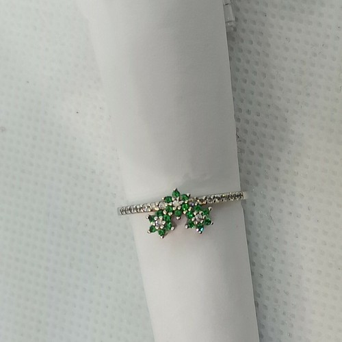 Anello fantasia in oro bianco 18 kt con fiori zirconi verde smeraldo e bianchi - Imagen 4 de 12