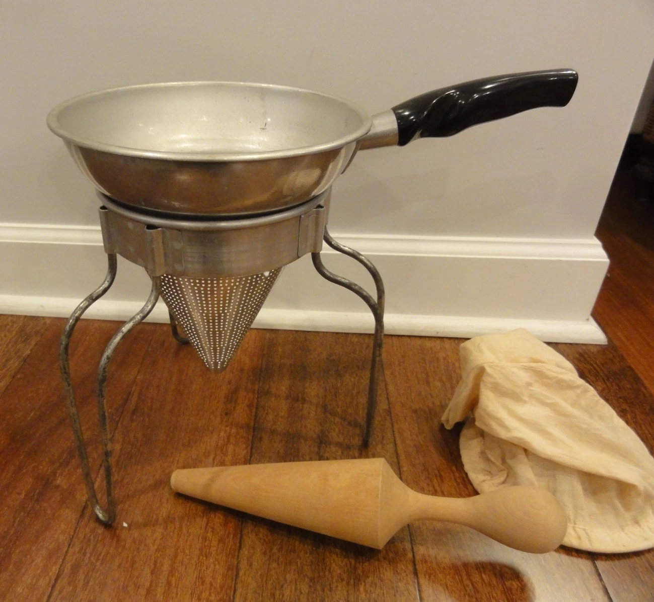 Vintage Wear-Ever 38415 Aluminum Cone Sieve Colander Strainer w/Stand & sleeve
Opens in a new window