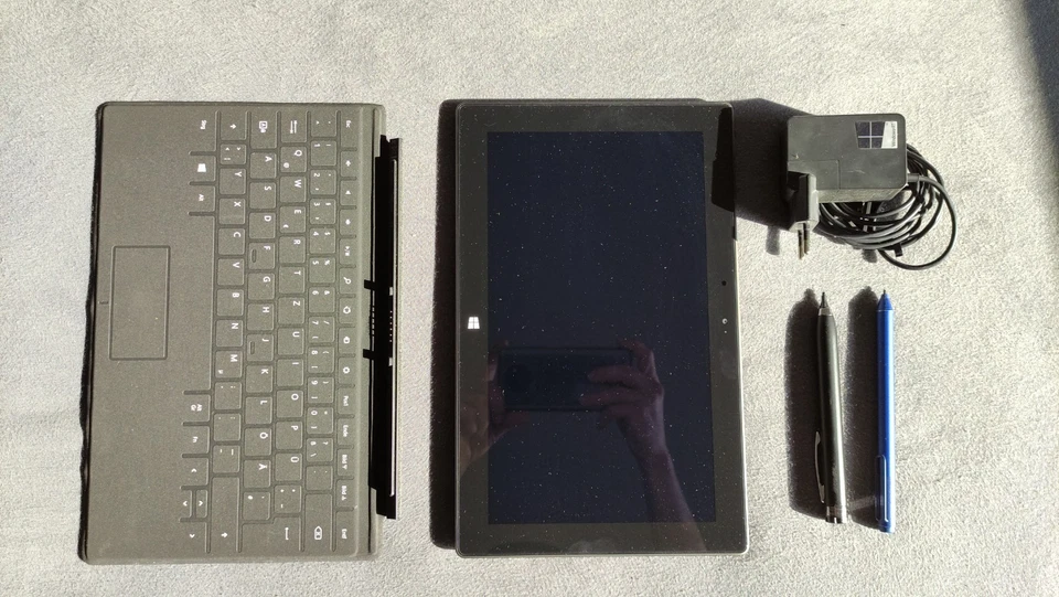 Microsoft Surface RT 64 GB  mit Tastatur und Ladegerät + 2 Stifte Zustand gut  - Bild 2 von 4
