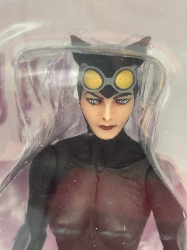 Boneco de ação DC Comics Designer Series Catwoman por Jae Lee #4 na caixa - Imagem 3 de 4