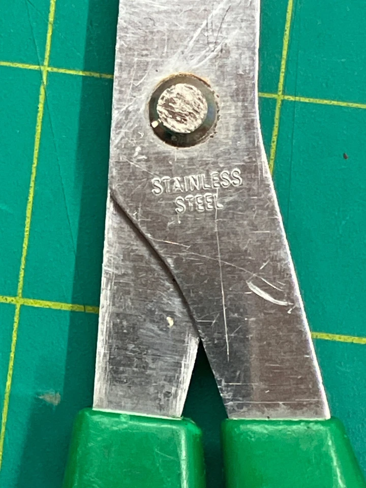Vintage 8.5" Stainless Steel Pinking Shears Scissors W/Green Handles Sewing Tool - Image 3 of 4