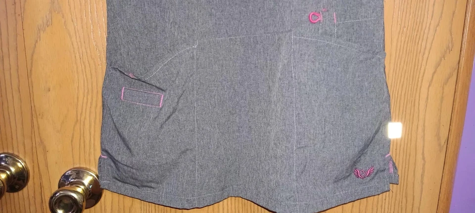 Blusa esfoliante feminina Smitten tamanho pequeno cinza e rosa quente enfermeiras médicos... - Imagem 4 de 4