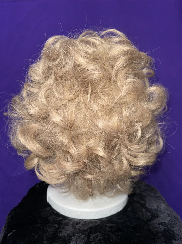 Peluca corta rubia estilo Paula Young para mujer. ABBEY Foto 3 de 4