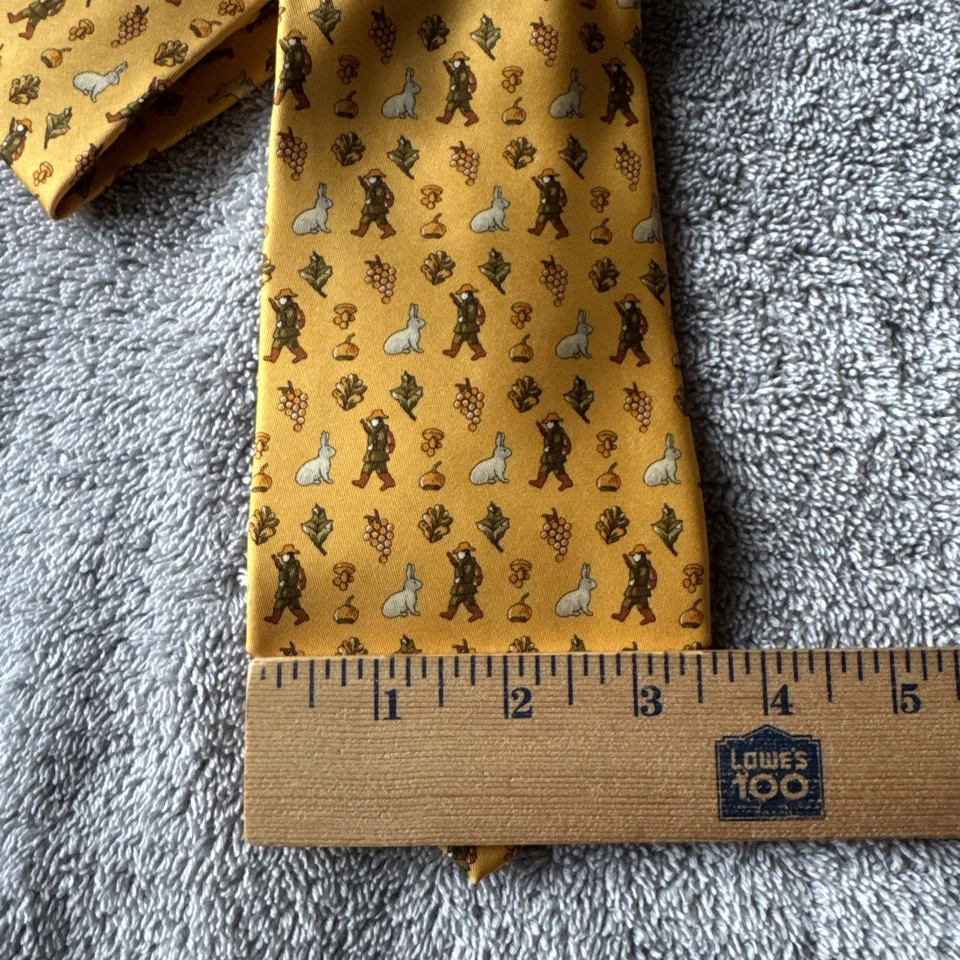 Corbata Salvatore Ferragamo dorada caza conejos hojas de otoño bellotas seda Italia Foto 4 de 4