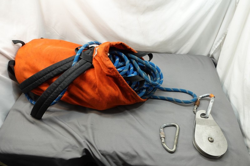 RUSS ANDERSON CARABINERS W/BELAY ROPE BAG & LOTS OF ROPE INSIDE