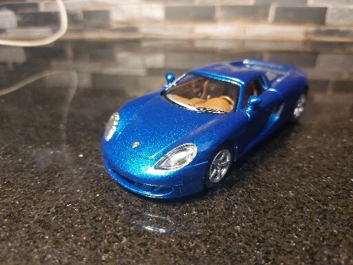 Porsche Carrera GT Diecast Kinsmart escala 1:36 en azul Foto 2 de 4