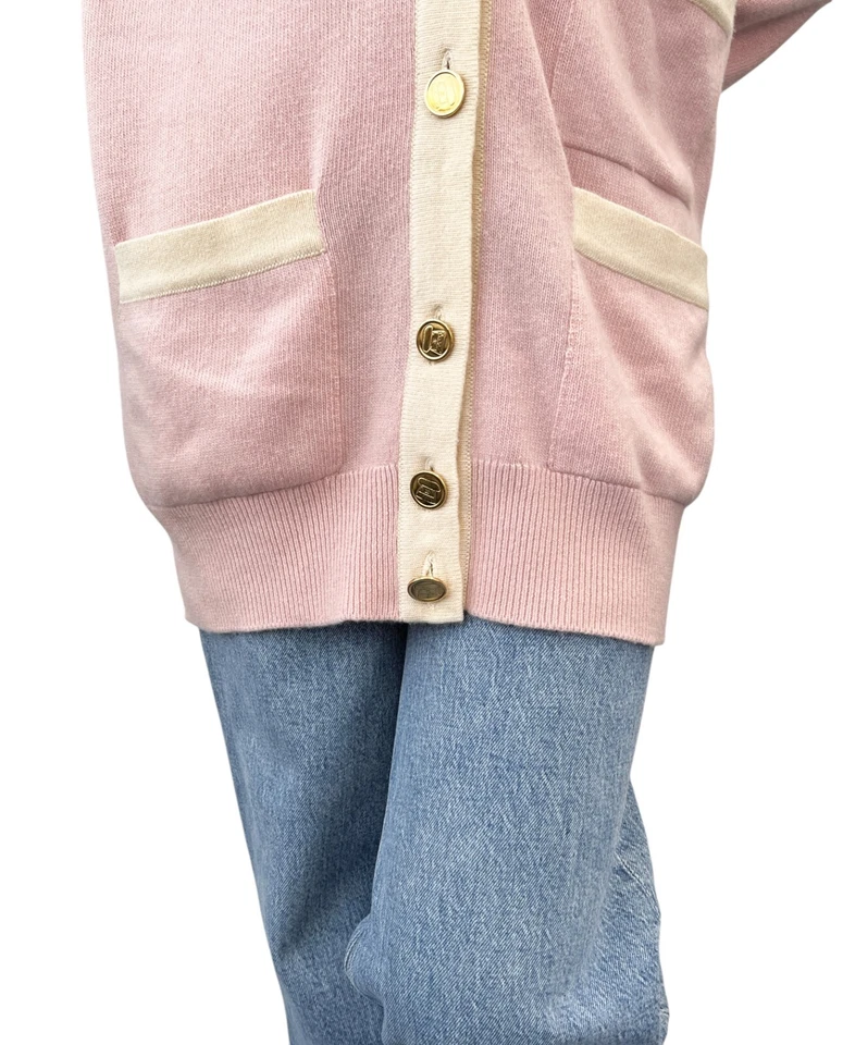 Cárdigan CHANEL Vintage Marca CC Logo Rosa Crema Cachemira Bolsillos con Botones Suéter Foto 3 de 4
