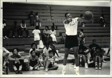 1983 Press Photo Clark Kellogg conducting a basketball clinic at Glenville