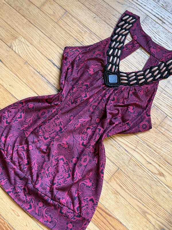 SIZE L VINTAGE AUTHENTIC VANITY RED/BLACK PAISLEY BEADED V-NECK FITTED TANK