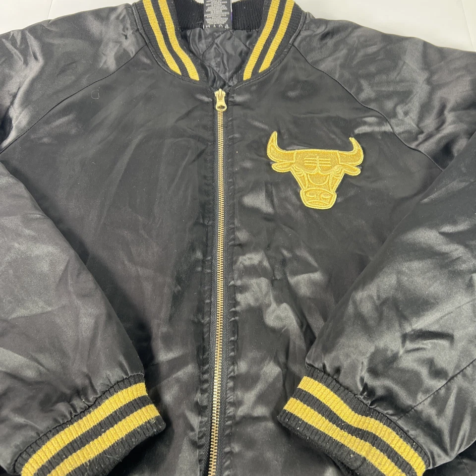 Jaqueta bombardeiro NBA UNK Chicago Bulls preta com cetim dourado tamanho grande feminina - Imagem 4 de 4