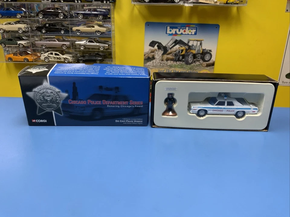 CORGI 1974 DODGE MONACO CHICAGO POLICE DEPARTMENT W/ POLICEMAN LIMITED DAMAGED - Image 2 of 4
