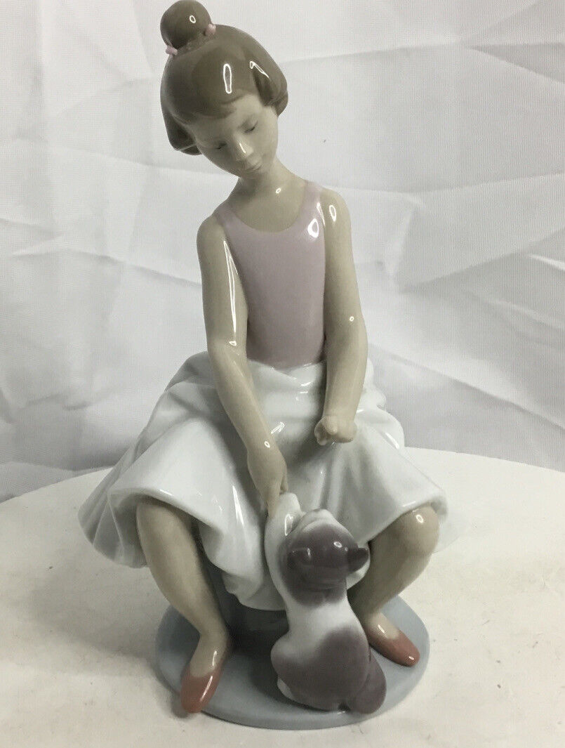 Vintage LLADRO Porcelain Figurine Pequena Ballerina Girl Vintage LLADRO Porcelain Figurine Pequena Ballerina Girl