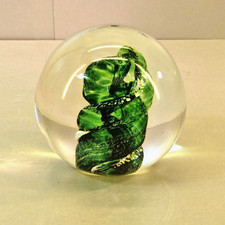 Briefbeschwerer Kugel aus Glas, mit Spirale in grün - AE 1360