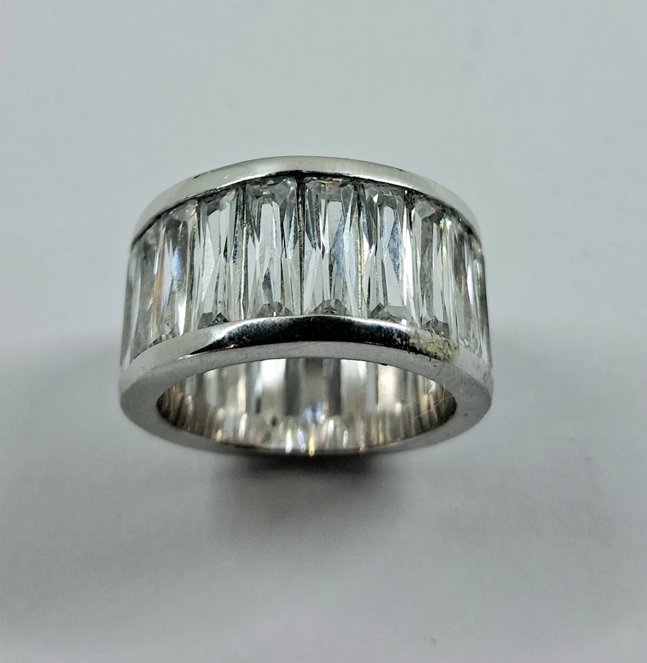 Anello in argento 925 rodiato con cristallo sfaccettato taglio baguette  - Immagine 3 di 4