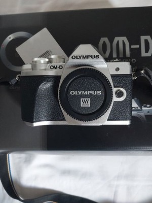 Olympus OM-D E-M10 Mark III 16.1MP Hybrid Digitalkamera - Silber