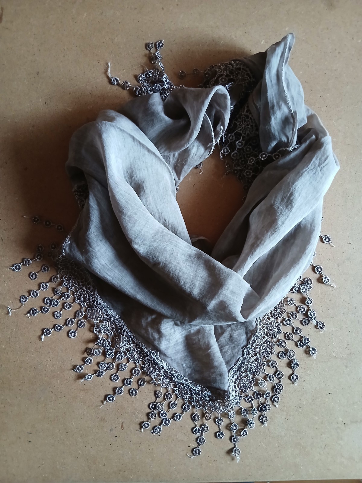 Foulard in seta da donna a triangolo color marroncino