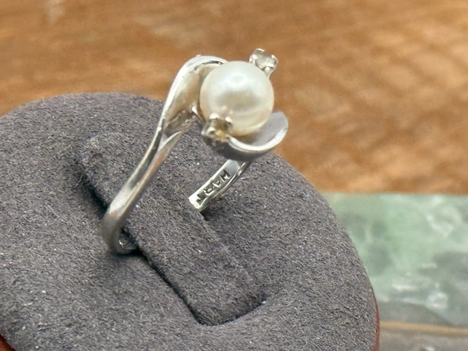 Anillo de cóctel vintage de diamantes y perlas de oro blanco macizo de 10 quilates talla 6,75--1836,25 Foto 3 de 4