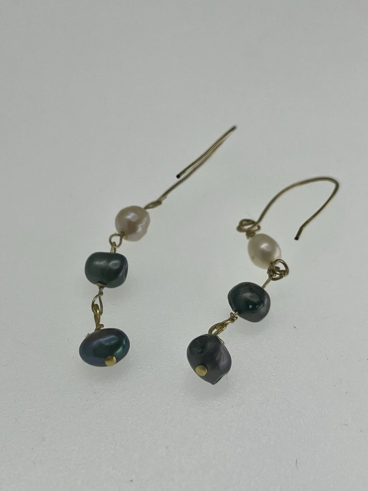 Pendientes artesanales gancho colgante perlas blancas y negras 14K G.F. Compra 3Envío gratis Foto 4 de 4
