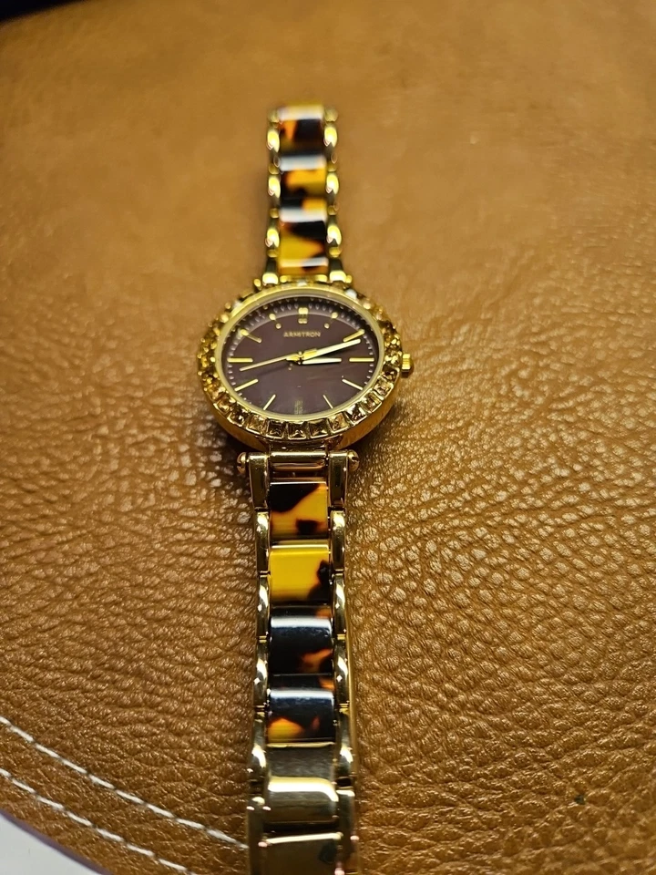 Reloj Armitron Mujer Tono Dorado Correa Cáscara Tortuga Batería Nueva 7.25 Pulgadas Foto 2 de 2