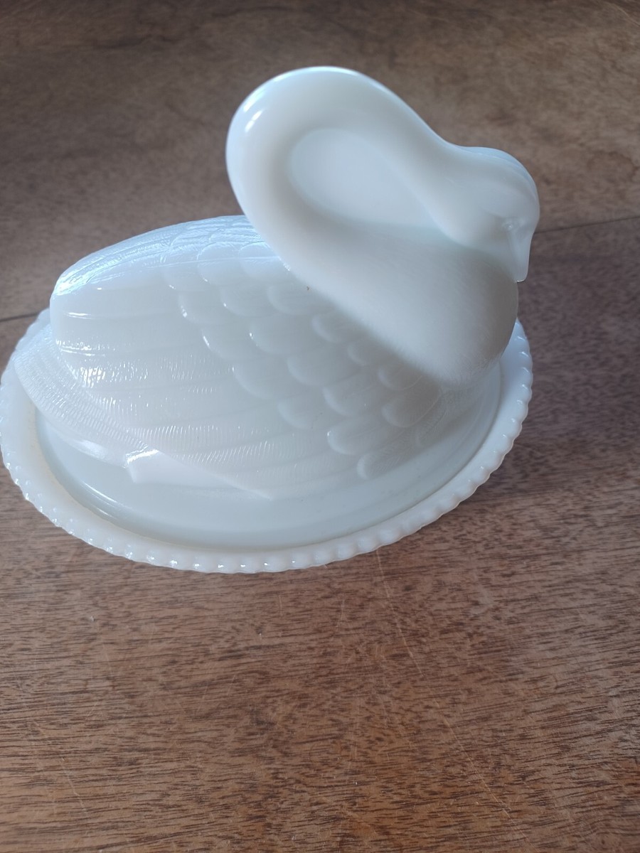 Vintage Westmoreland White Milk Glass 5 1/4” Swan on Nest (with