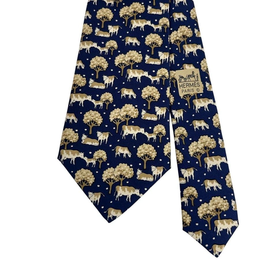 Corbata para hombre Hermes vaca y pantorrilla pastos azul marino/caqui seda 7527 IA 3,5" (W) 56" (L) usada en excelente estado Foto 2 de 4