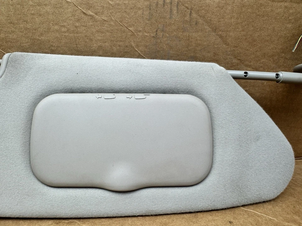 Dodge Grand Caravan 2001-2007 pasajero lado derecho parasol gris iluminado Foto 3 de 4