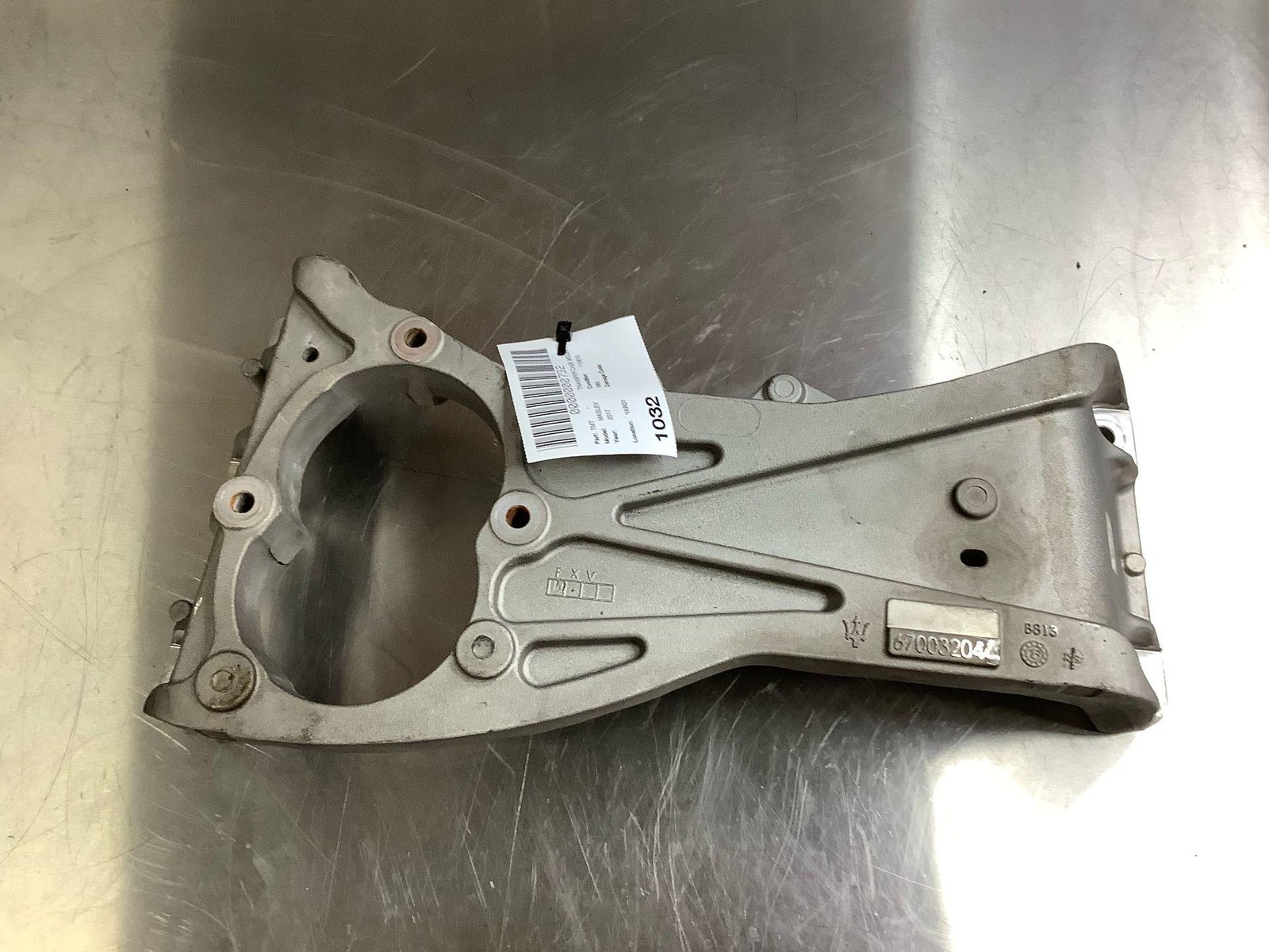 2017-2020 MASERATI LEVANTE TRANSFER CASE CROSSMEMBER MOUNT BRACKET OEM