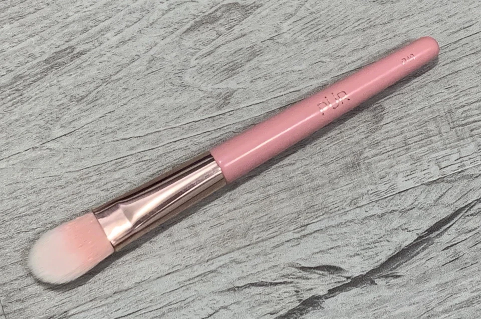 Cepillo de base plano PUR Cosmetics P40 Foto 3 de 3