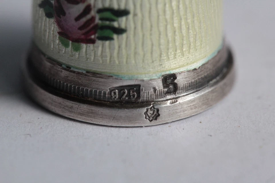 Dadi da cucire argento smaltato guilloché (54895) - Immagine 4 di 4