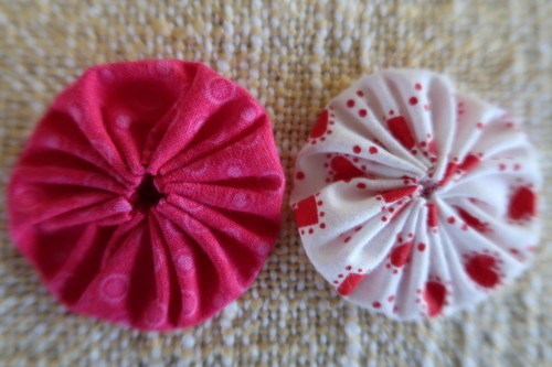 50 handgefertigte rot rosa & weiß Yo Yo Pinwheels Lot #127 Quilten Basteln - Bild 5 von 5