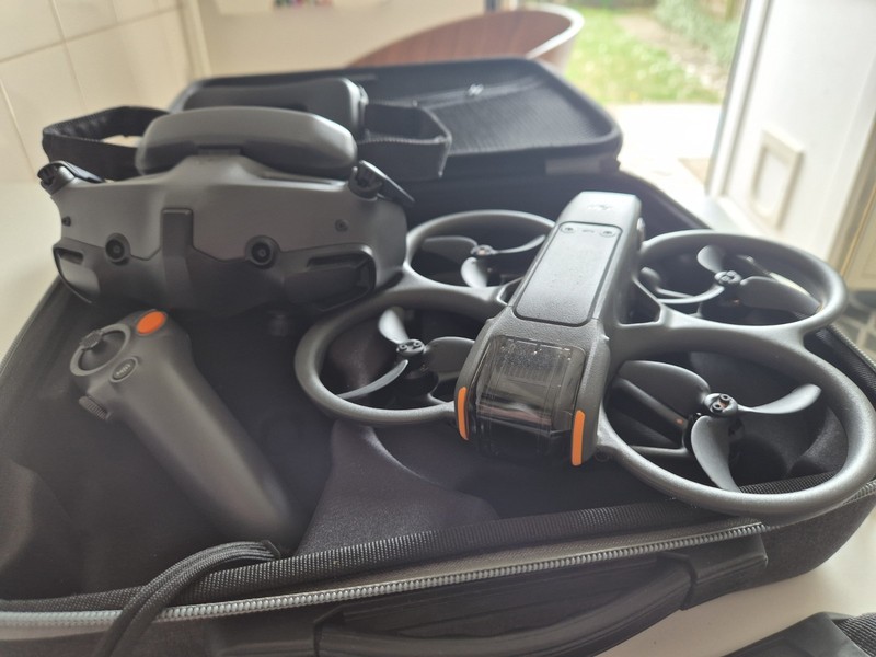 DJI AVATA 2 - GREAT CONDITION. ONE BATTERY GOGGLES CONTROLLER. WITH CASE.