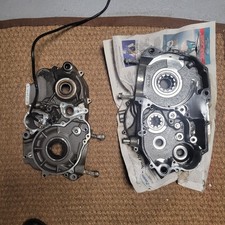 paire de carter moteur KTM 640 LC4 en tres bon état année 2005