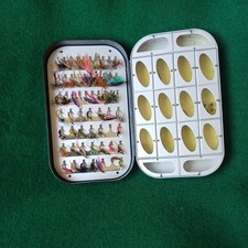 Unbranded 16 compartment dry fly box with clips to lid  - good condition