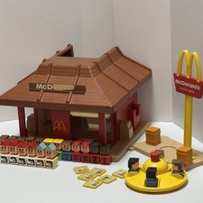 1974 McDonald  s Restaurant Playset Playskool 22 PEOPLE 6 FOOD TRAYS 1 TALL SIGN