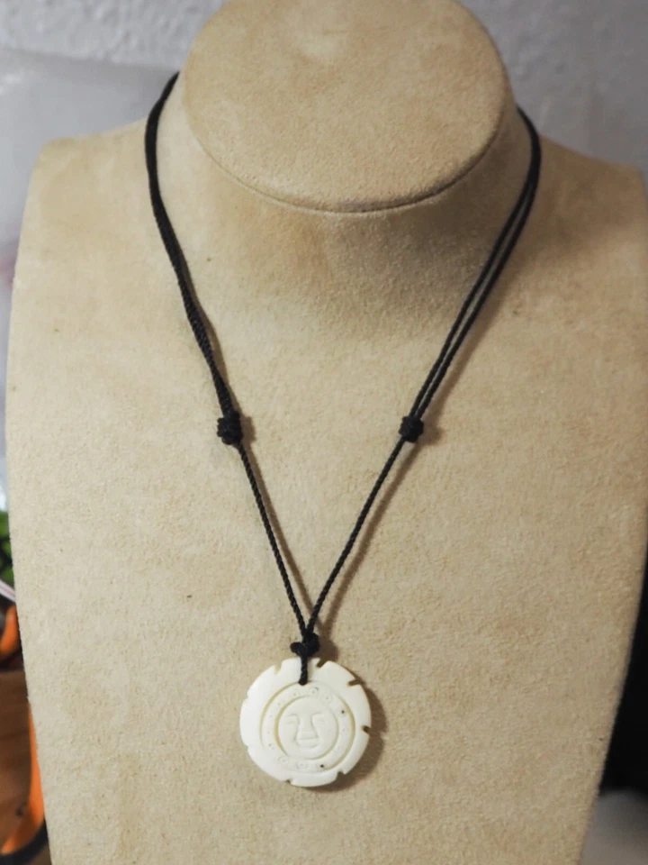 Collare/Ciondolo Di Osso Intaglio Disegno Viso Maya Tribale, Solo E Artigianale - Immagine 2 di 4