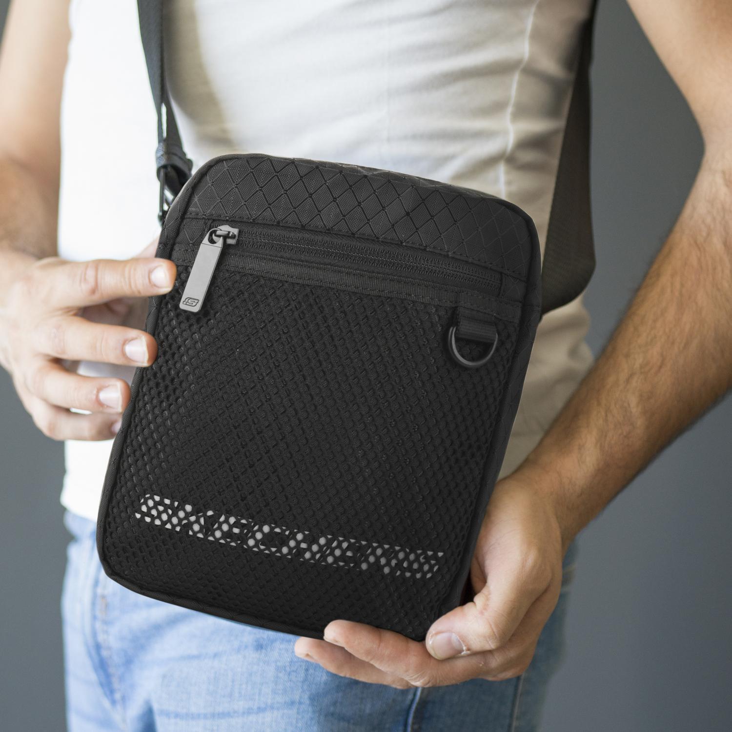 bolso bandolera negra en poliamida marca Skechers