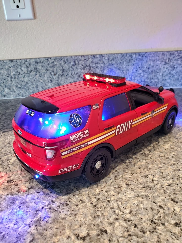 FDNY Emergency Medic Unit - Ford Explorer w/ All Flashing Lights - Image 4 of 4