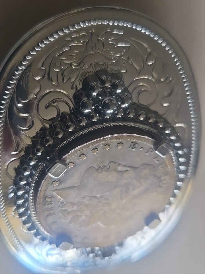 Dólar de plata Morgan 1884 Estados Unidos cinta azul montaje en roca hebilla de cinturón Foto 2 de 4