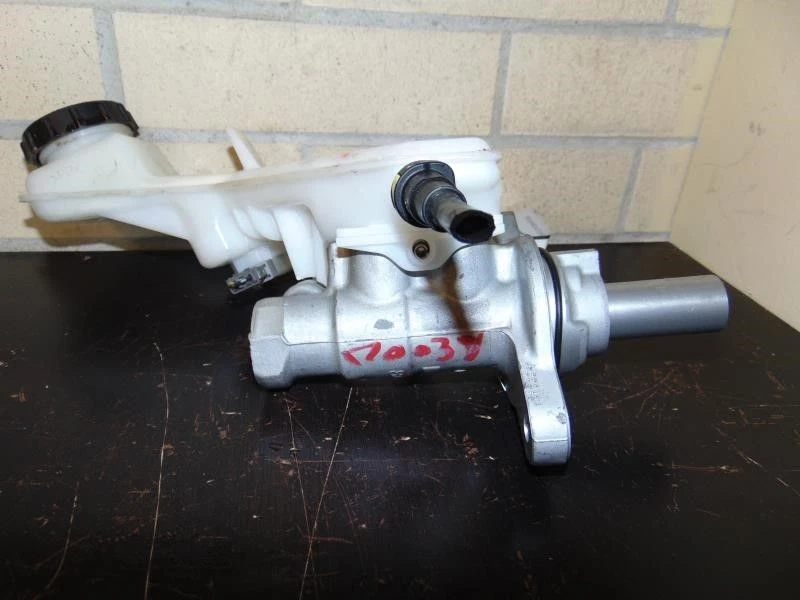 Brake Master Cylinder Fits 16-20 YARIS 1701664 Foto 2 de 4