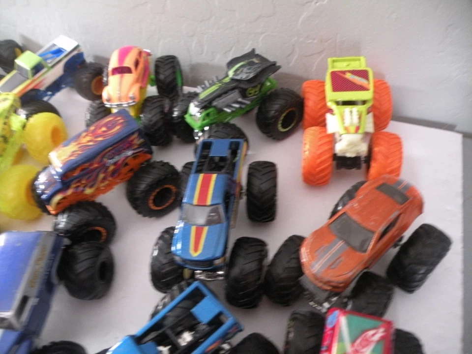 32 Monster Jam Trucks 1:64 Bigfoot Max D SpongeBob Grave Digger El Torro +++A - Image 4 of 4