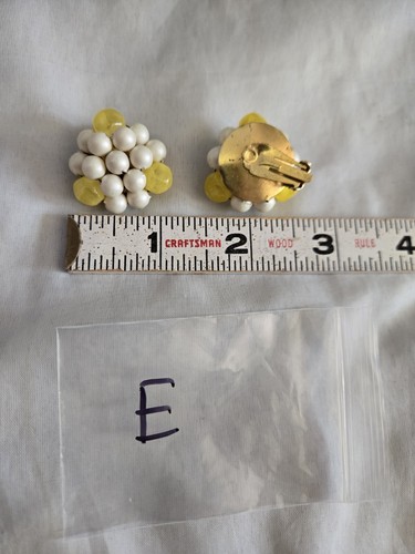 Vintage Yellow White Plastic Cluster Hong Kong Signed Clip On Earrings (E) - Picture 8 of 12